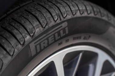MOSCOW, RUSSIA - 20 Haziran 2021 Pirelli Cinturato lastik modeli logosu yeni lastiğin yan tarafında. Yepyeni Pirelli lastiğinin ayrıntıları..