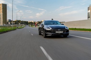 MOSCOW, RUSSIA - 15 AĞUSTOS 2021 Hyundai Sonata 8. nesil (DN8), orta büyüklükte bir sedan otomobil modelidir. Hyundai Sonata hareket görünümünde.