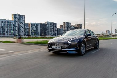 MOSCOW, RUSSIA - 15 AĞUSTOS 2021 Hyundai Sonata 8. nesil (DN8), orta büyüklükte bir sedan otomobil modelidir. Hyundai Sonata hareket görünümünde.