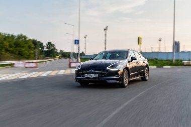 MOSCOW, RUSSIA - 15 AĞUSTOS 2021 Hyundai Sonata 8. nesil (DN8), orta büyüklükte bir sedan otomobil modelidir. Hyundai Sonata hareket görünümünde.