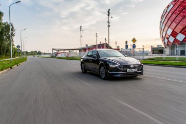 MOSCOW, RUSSIA - 15 AĞUSTOS 2021 Hyundai Sonata 8. nesil (DN8), orta büyüklükte bir sedan otomobil modelidir. Hyundai Sonata hareket görünümünde.