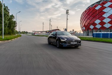 MOSCOW, RUSSIA - 15 AĞUSTOS 2021 Hyundai Sonata 8. nesil (DN8), orta büyüklükte bir sedan otomobil modelidir. Hyundai Sonata hareket görünümünde.