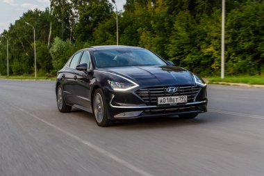 MOSCOW, RUSSIA - 15 AĞUSTOS 2021 Hyundai Sonata 8. nesil (DN8), orta büyüklükte bir sedan otomobil modelidir. Hyundai Sonata hareket görünümünde.