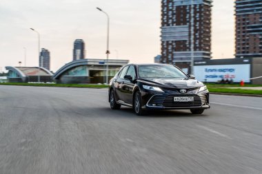 MOSCOW, RUSSIA - 15 Ağustos 2021 Toyota Camry (XV70), 2021 yılında şehir planında orta büyüklükte bir sedan otomobil modeli. Toyota Camry hareket görünümünde.