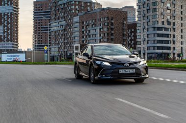MOSCOW, RUSSIA - 15 Ağustos 2021 Toyota Camry (XV70), 2021 yılında şehir planında orta büyüklükte bir sedan otomobil modeli. Toyota Camry hareket görünümünde.