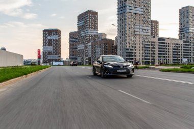 MOSCOW, RUSSIA - 15 Ağustos 2021 Toyota Camry (XV70), 2021 yılında şehir planında orta büyüklükte bir sedan otomobil modeli. Toyota Camry hareket görünümünde.