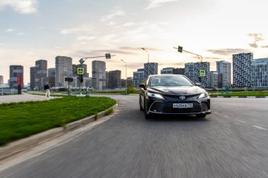 MOSCOW, RUSSIA - 15 Ağustos 2021 Toyota Camry (XV70), 2021 yılında şehir planında orta büyüklükte bir sedan otomobil modeli. Toyota Camry hareket görünümünde.