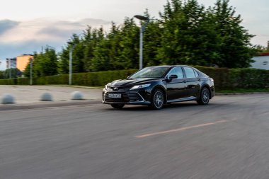 MOSCOW, RUSSIA - 15 Ağustos 2021 Toyota Camry (XV70), 2021 yılında şehir planında orta büyüklükte bir sedan otomobil modeli. Toyota Camry hareket görünümünde.