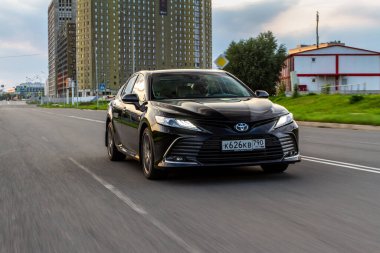 MOSCOW, RUSSIA - 15 Ağustos 2021 Toyota Camry (XV70), 2021 yılında şehir planında orta büyüklükte bir sedan otomobil modeli. Toyota Camry hareket görünümünde.