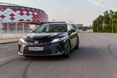 MOSCOW, RUSSIA - 15 Ağustos 2021 Toyota Camry (XV70), 2021 yılında şehir planında orta büyüklükte bir sedan otomobil modeli. Toyota Camry hareket görünümünde.