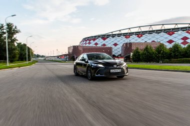 MOSCOW, RUSSIA - 15 Ağustos 2021 Toyota Camry (XV70), 2021 yılında şehir planında orta büyüklükte bir sedan otomobil modeli. Toyota Camry hareket görünümünde.