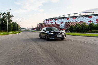 MOSCOW, RUSSIA - 15 Ağustos 2021 Toyota Camry (XV70), 2021 yılında şehir planında orta büyüklükte bir sedan otomobil modeli. Toyota Camry hareket görünümünde.