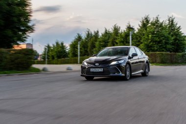 MOSCOW, RUSSIA - 15 Ağustos 2021 Toyota Camry (XV70), 2021 yılında şehir planında orta büyüklükte bir sedan otomobil modeli. Toyota Camry hareket görünümünde.