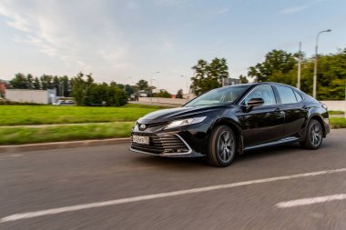 MOSCOW, RUSSIA - 15 Ağustos 2021 Toyota Camry (XV70), 2021 yılında şehir planında orta büyüklükte bir sedan otomobil modeli. Toyota Camry hareket görünümünde.