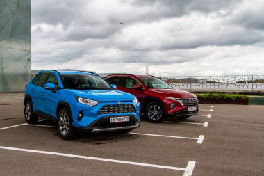 MOSCOW, RUSSIA - SEPTEMBER 9, 2021 Yeni Hyundai Tucson Dördüncü nesil (NX4), ve Toyota RAV4 (XA50), 2021 yılında şehir planında bir kompakt SUV otomobil modeli. Dış cephe yakın görünümü.