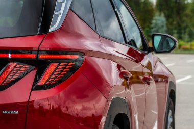 MOSCOW, RUSSIA - SEPTEMBER 9, 2021 Yeni Hyundai Tucson Fourth Generation (NX4), 2021 yılında şehir planında yer alan kompakt SUV model otomobil. Dış cephe yakın görünümü.