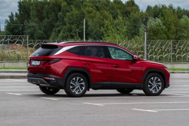 MOSCOW, RUSSIA - SEPTEMBER 9, 2021 Yeni Hyundai Tucson Fourth Generation (NX4), 2021 yılında şehir planında yer alan kompakt SUV model otomobil. Dış cephe yakın görünümü.