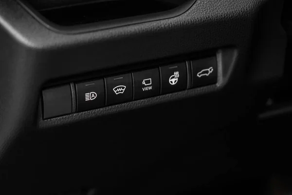 近景现代汽车电子安全系统控制面板 现代汽车内部细节 — 图库照片