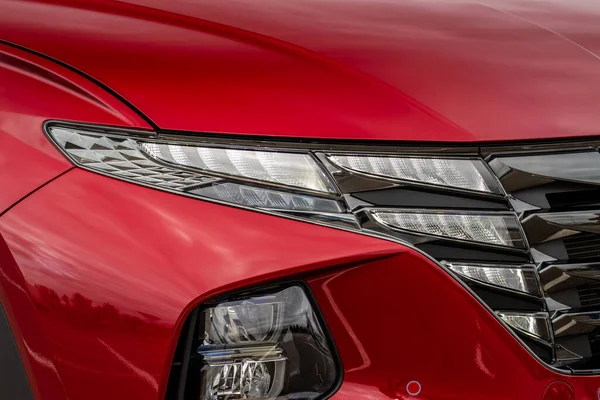 Yeni arabaların farları. Modern LED farlardan birinin detaylarını kapat. Dış yakın çekim detayları var. Arabanın yakın farı..