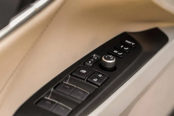 サイドミラーサイドドアのコントロールパネル 車のドライバは サイドミラーコントローラを調整します サイドミラーを調整するサイドミラーコントロールボタン — ストック写真