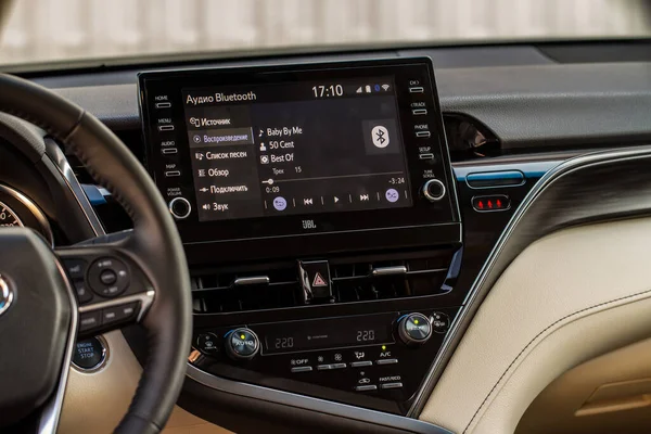 Arabanın içinde modern araba medya görüntüsü var. Modern arabanın gösterge panelinde dokunmatik ekran monitörü.
