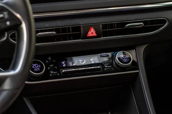 車のダッシュボード上の赤い三角形の危険光ボタン 車のメディアボタンダッシュボード 現代の自動車コントローラの詳細 — ストック写真