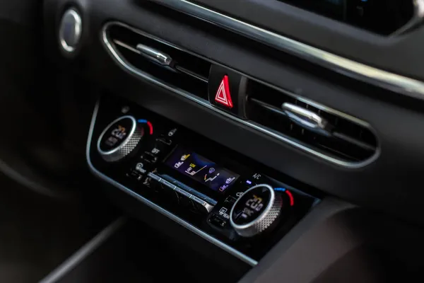 Kırmızı Üçgen Tehlike Işığı Düğmesi Arabanın Panelinde Araba Medya Düğmeleri — Stok fotoğraf