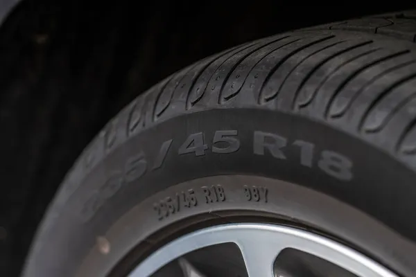 타이어 표시가 타이어 가까이 타이어 — 스톡 사진