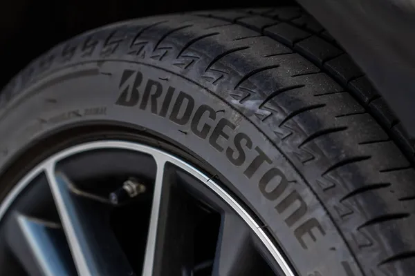 MOSCOW, RUSSIA - 15 Ağustos 2021 Bridgestone Turanza lastik logosu yeni lastiğin yan tarafında. Yepyeni bir Bridgestone lastiğinin ayrıntıları..