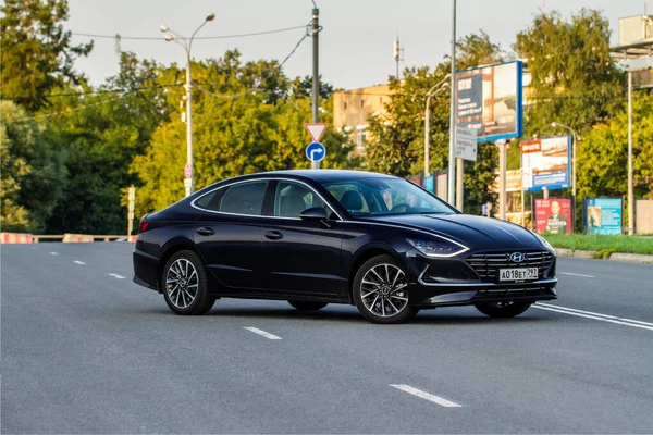 MOSCOW, RUSSIA - 15 AĞUSTOS 2021 Hyundai Sonata 8. nesil (DN8), orta büyüklükte bir sedan otomobil modelidir. Dış görünüm.