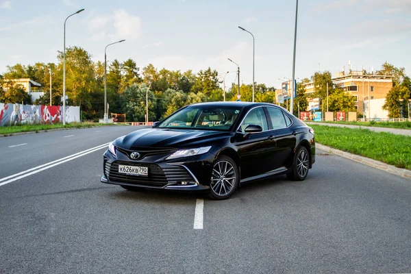 MOSCOW, RUSSIA - 15 Ağustos 2021 Toyota Camry (XV70), 2021 yılında şehir planında orta büyüklükte bir sedan otomobil modeli. Dış görünüm.
