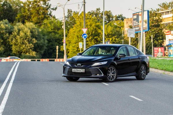 MOSCOW, RUSSIA - 15 Ağustos 2021 Toyota Camry (XV70), 2021 yılında şehir planında orta büyüklükte bir sedan otomobil modeli. Dış görünüm.