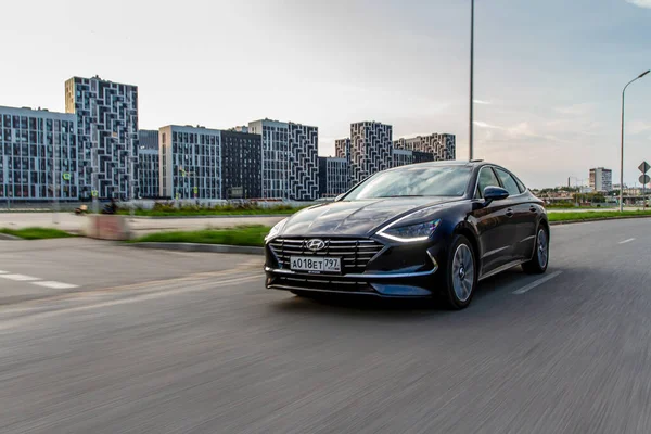 MOSCOW, RUSSIA - 15 AĞUSTOS 2021 Hyundai Sonata 8. nesil (DN8), orta büyüklükte bir sedan otomobil modelidir. Hyundai Sonata hareket görünümünde.