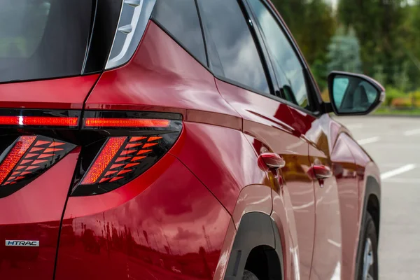 MOSCOW, RUSSIA - SEPTEMBER 9, 2021 Yeni Hyundai Tucson Fourth Generation (NX4), 2021 yılında şehir planında yer alan kompakt SUV model otomobil. Dış cephe yakın görünümü.