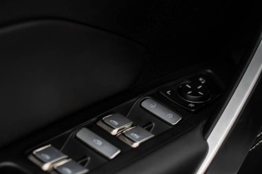 Araba kapısı kilitlenme düğmesi kapanıyor. Araba kilidi düğmesi. Kapı kolu, kapı kilidi kontrollü..