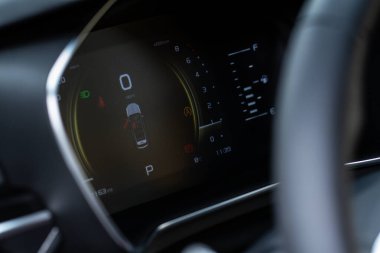 Bir araç torpidosundaki hata iletisinin renk ayrıntısı. Kapı alarmını açtı. Uyarı ışığı.