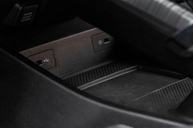 Modern arabadaki kablosuz mobil şarj cihazı. Akıllı telefon için taşınabilir kablosuz araba şarj cihazı.