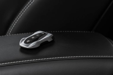 Modern kablosuz araba anahtarını kapat. Modern araba iç mimarisi.