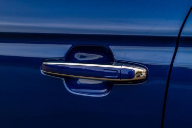 Arabanın kapı kolu. Dokunmatik sensörlü anahtarsız giriş kapısı kolu. Erişim düğmesi.