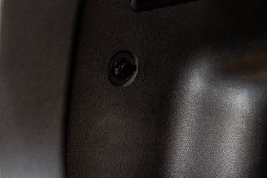 Minibüsün içinde kocaman, temiz ve boş bir araba bagajı var. Bagajı açık bir SUV 'nin arka görüntüsü.