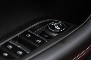 Yan kapıdaki ayna kontrol paneli. Araba sürücüsü yan ayna kontrolörünü ayarlar. Yan aynaları ayarlamak için yan ayna kontrol düğmesi.