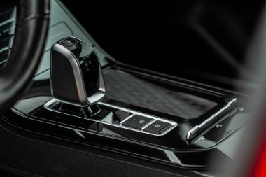Modern otomatik vites kutusu. Vites kutusunun şanzıman kolunu kapat. Otomatik vites kolu.