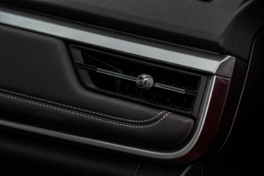 Araba kliması yakın görüş alanında. Klima arabanın içinde akıyor. Arabanın iç kısımları. Havalandırma kanalları.