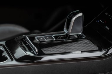 Modern otomatik vites kutusu. Vites kutusunun şanzıman kolunu kapat. Otomatik vites kolu.