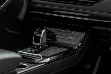 Dijital kontrol paneli araba kliması gösterge paneli. Modern araba iç kondisyon düğmeleri Bir arabanın içinde yakın görüş.