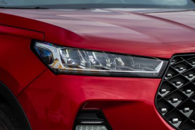 Yeni arabaların farları. Modern LED farlardan birinin detaylarını kapat. Dış yakın çekim detayları var. Arabanın yakın farı..