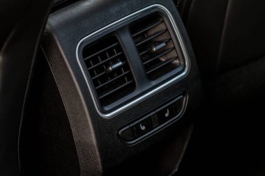 Araba kliması yakın görüş alanında. Klima arabanın içinde akıyor. Arabanın iç kısımları. Havalandırma kanalları.