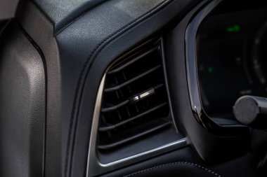 Araba kliması yakın görüş alanında. Klima arabanın içinde akıyor. Arabanın iç kısımları. Havalandırma kanalları.