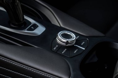 Modern araba sürme modu seçici. Süspansiyon ve direksiyon kontrol paneli. Sürücü kipi açma düğmeleri.