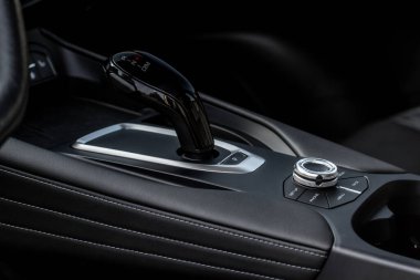 Modern otomatik vites kutusu. Vites kutusunun şanzıman kolunu kapat. Otomatik vites kolu.